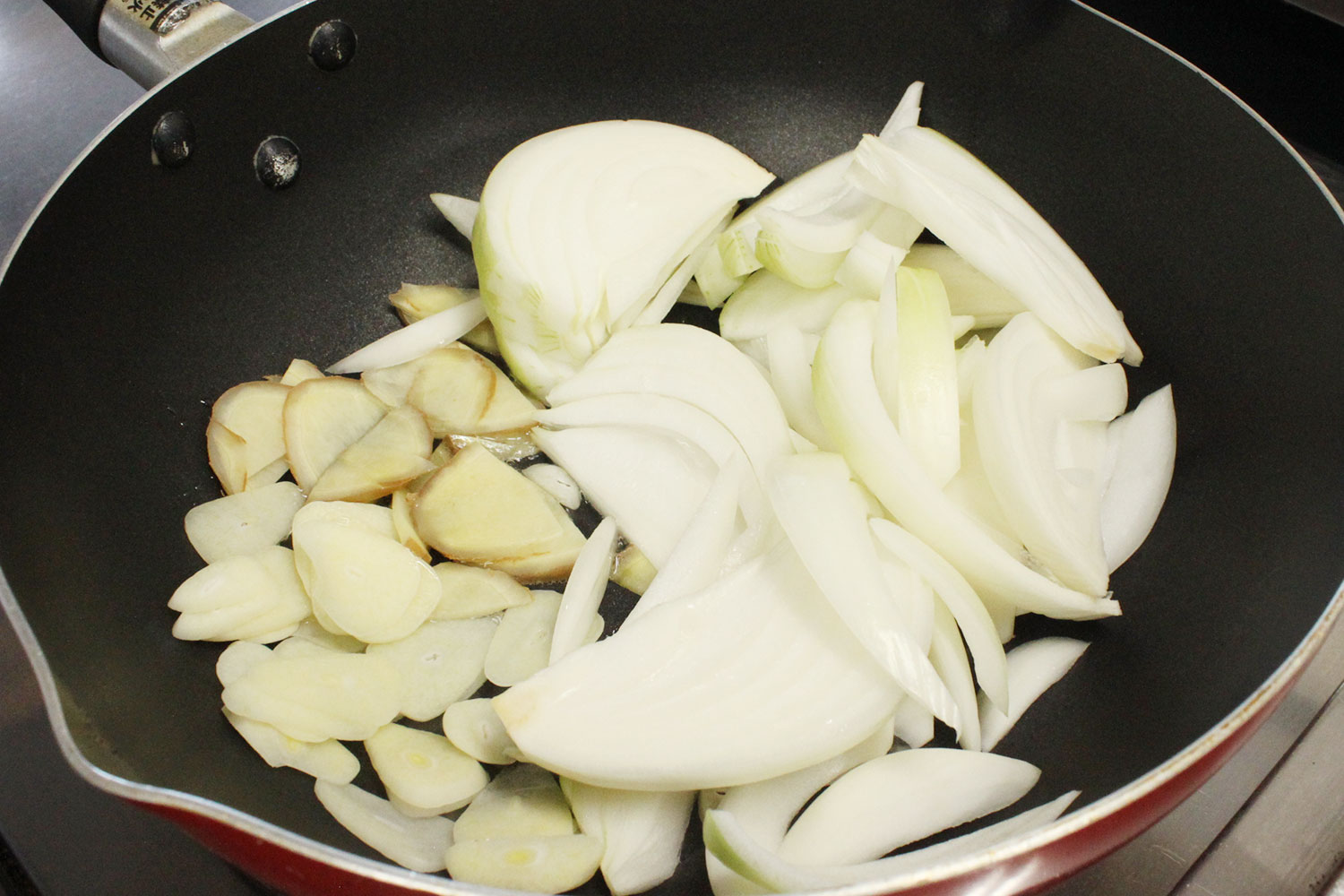 野菜を炒める