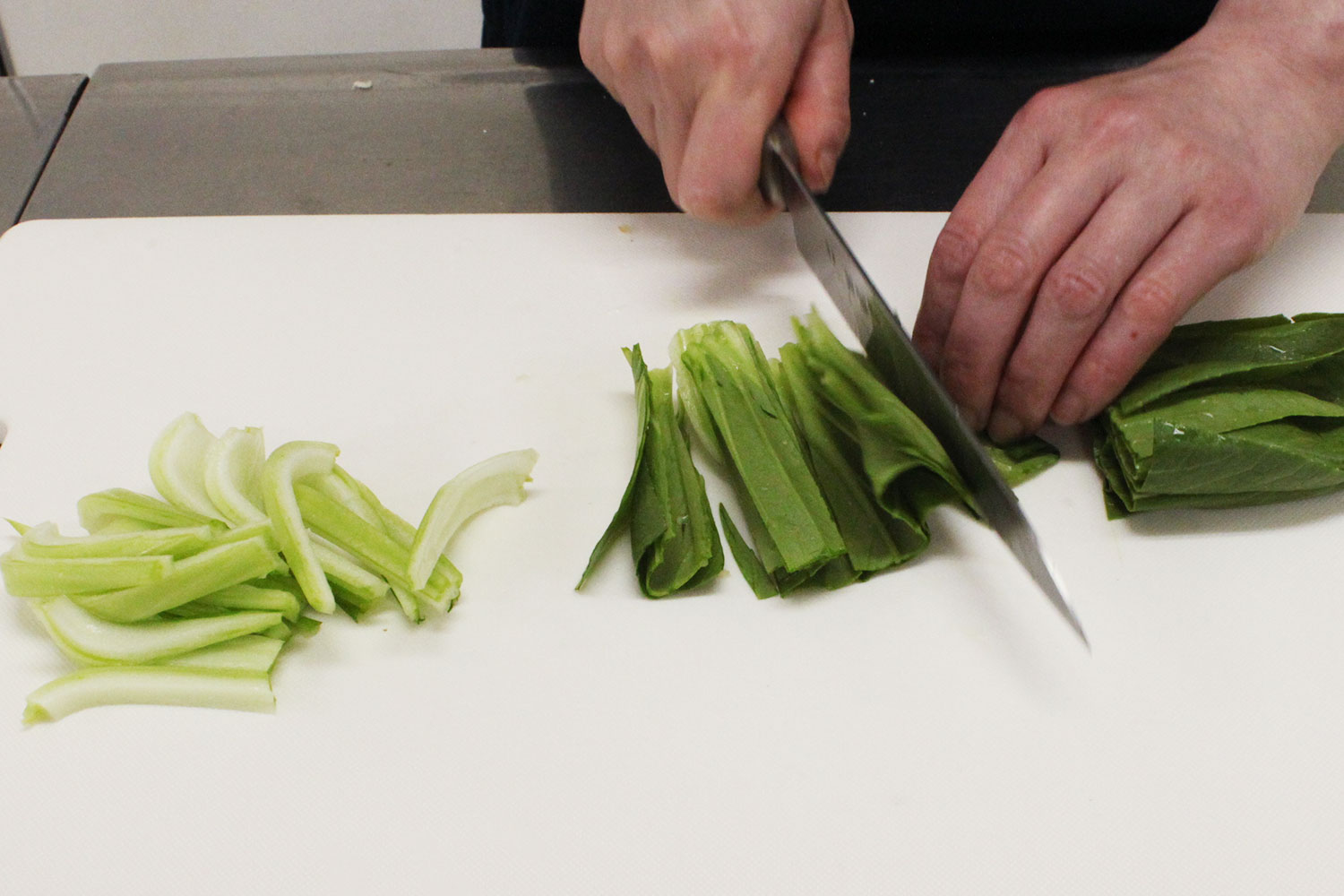 野菜を切る
