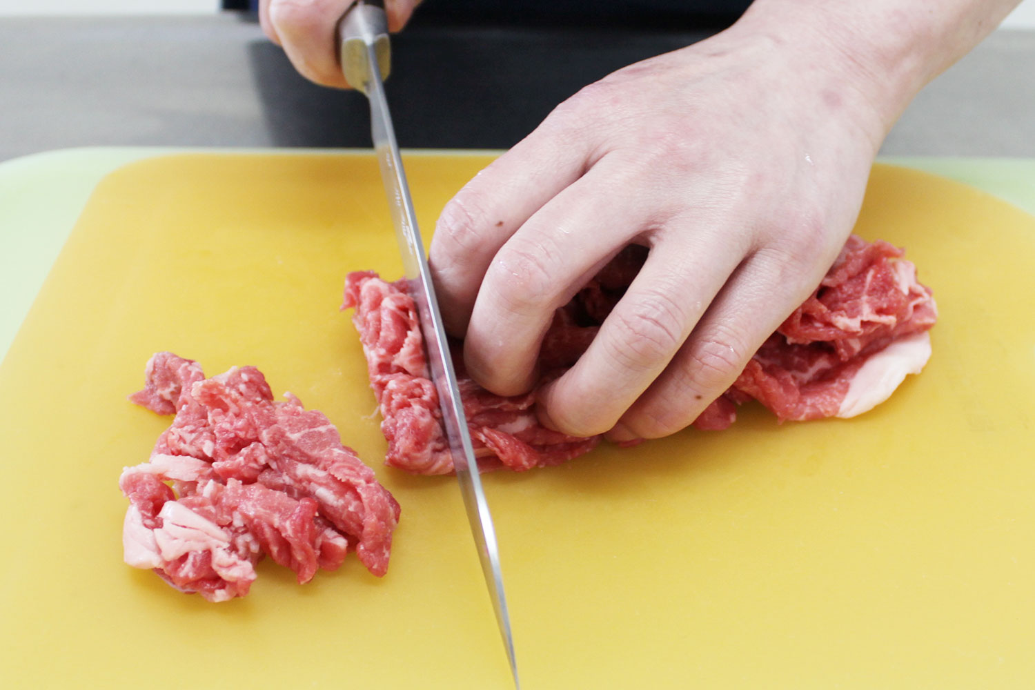 肉を切る