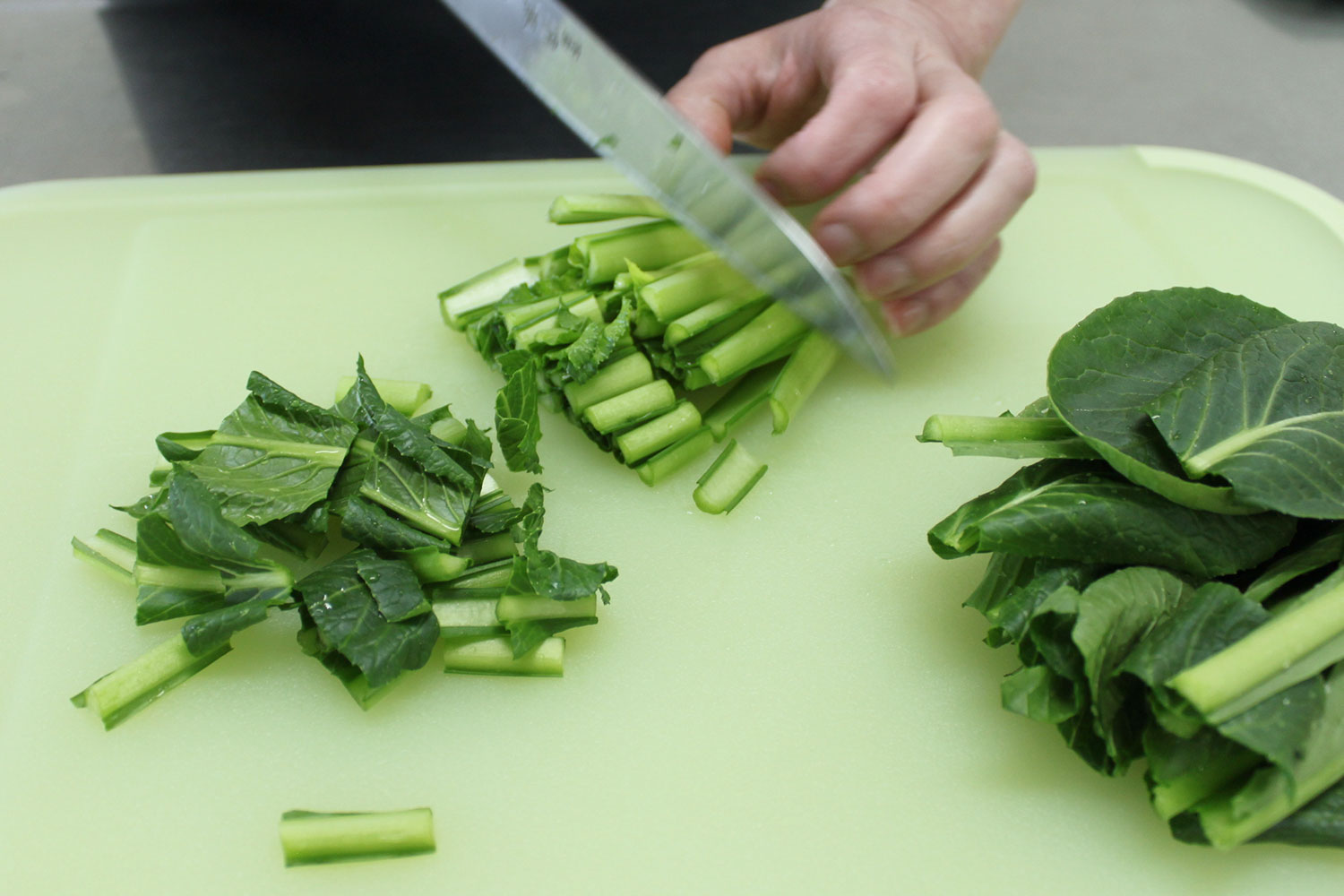 小松菜を切る