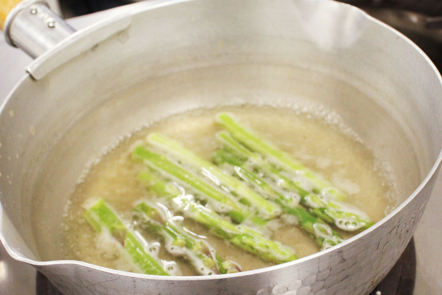 アスパラを茹でる