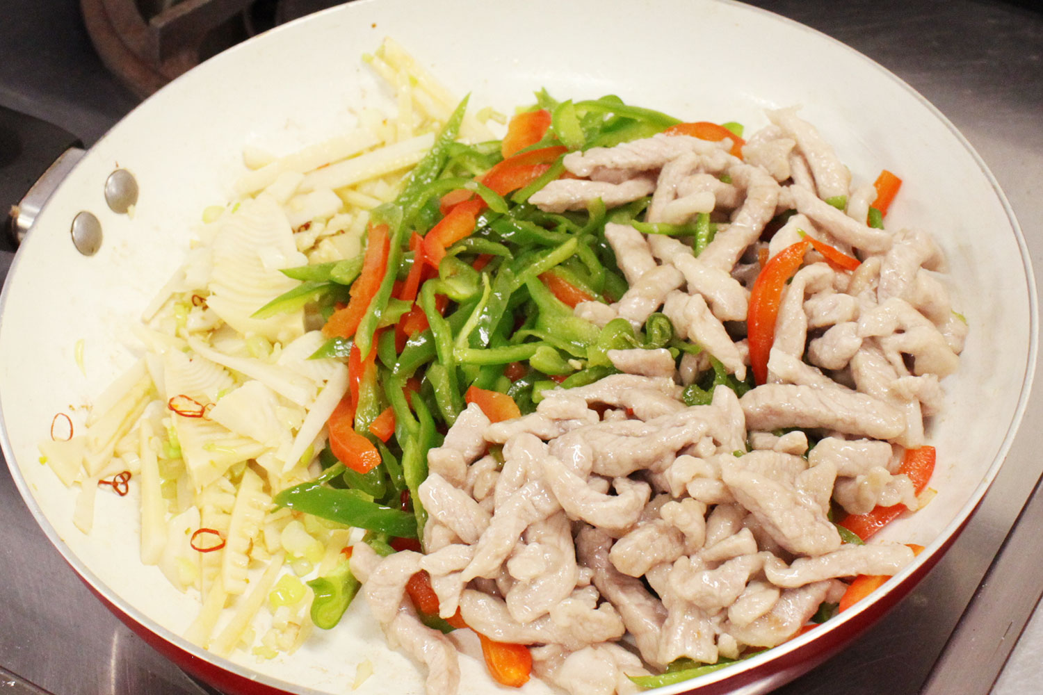 野菜と肉を炒める