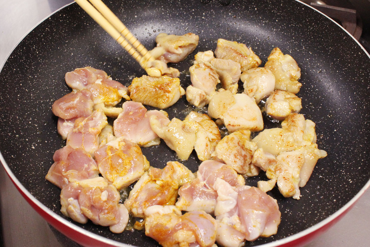 肉を炒める