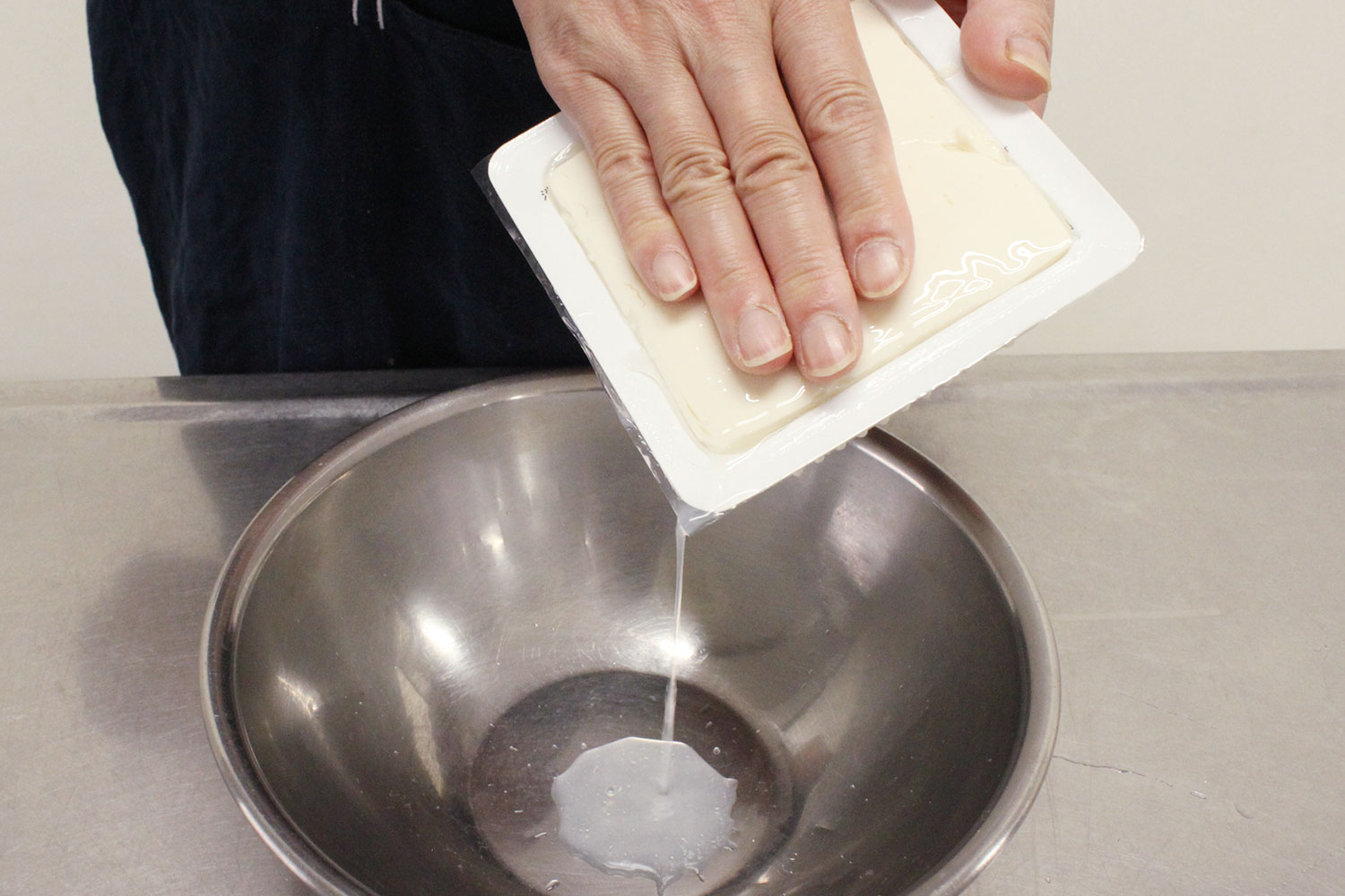豆腐の水を切る