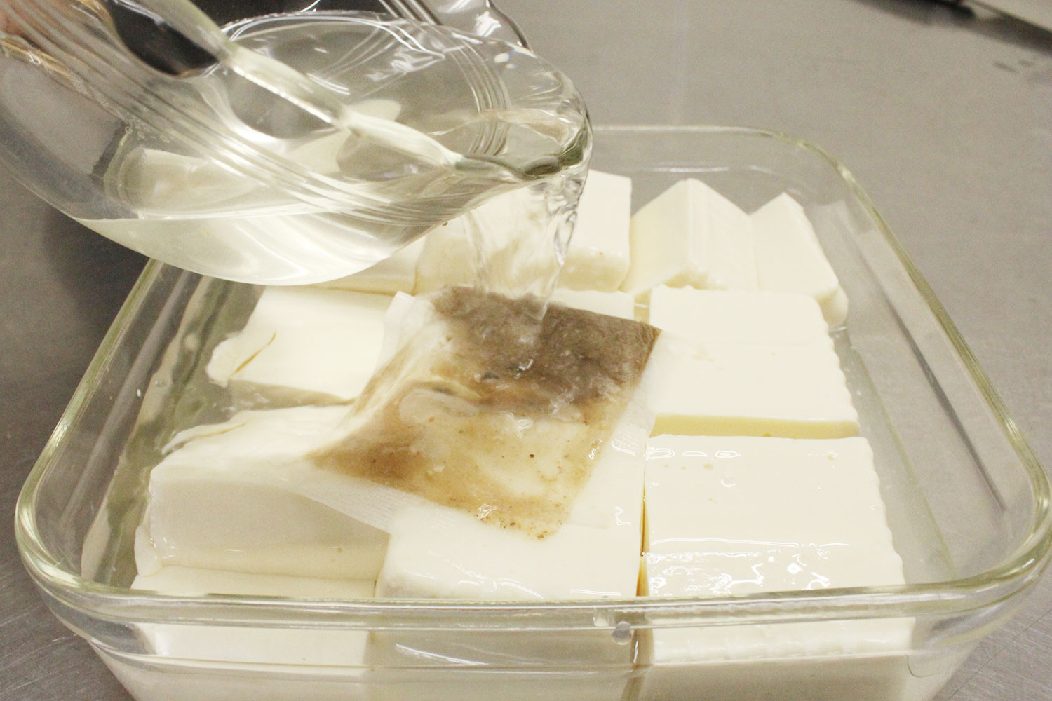 だしを入れる