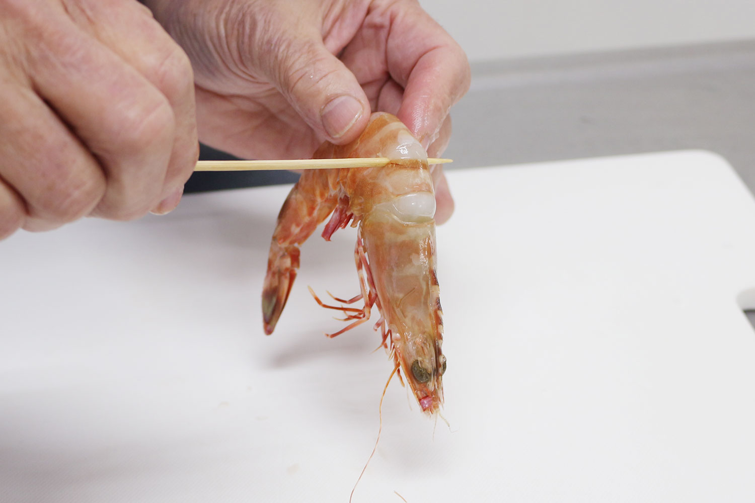 海老のワタをトル