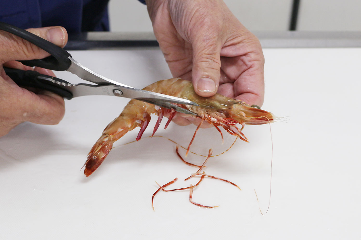 海老の足を切る