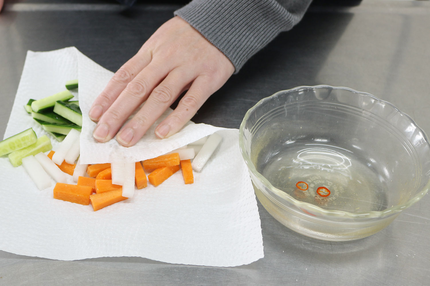 野菜の水分を拭く