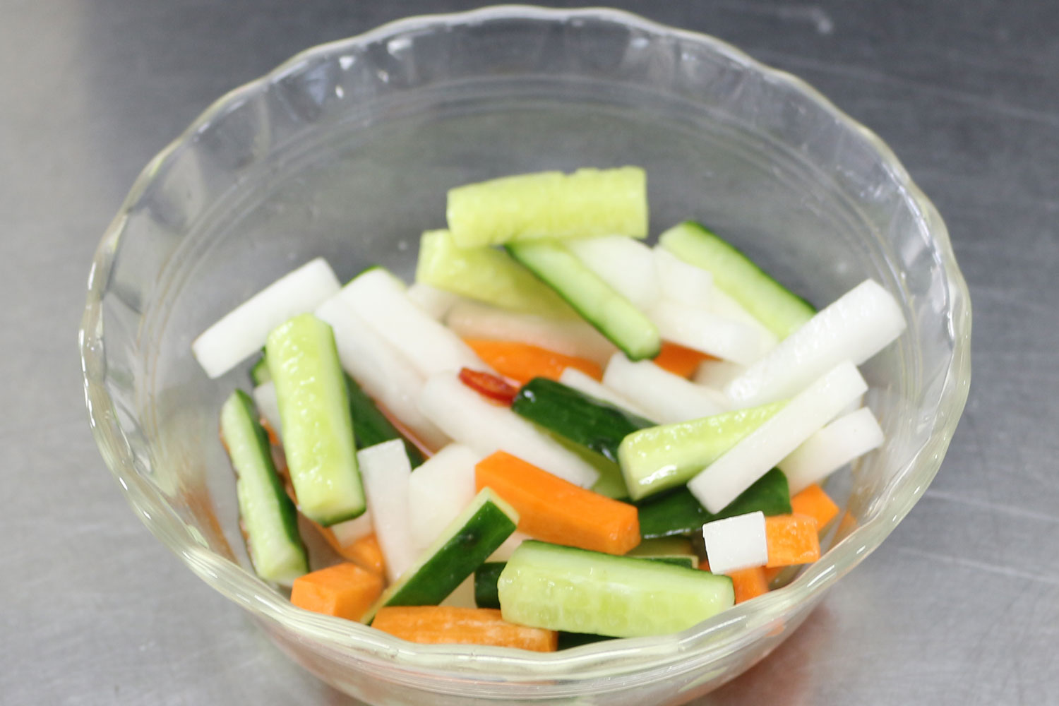 合わせ酢に漬け込む