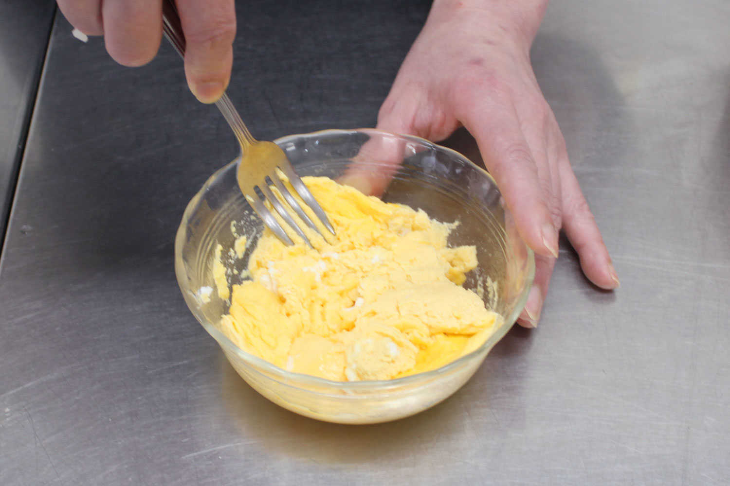 炒り卵をつくる