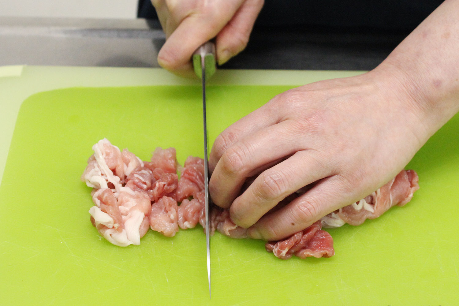 豚肉を切る