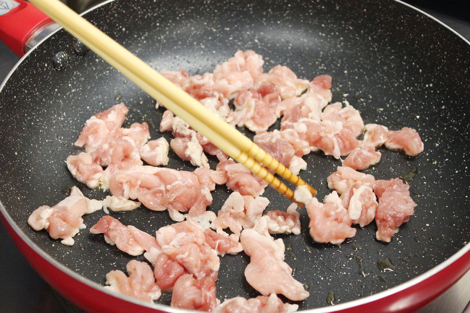 豚肉を炒める