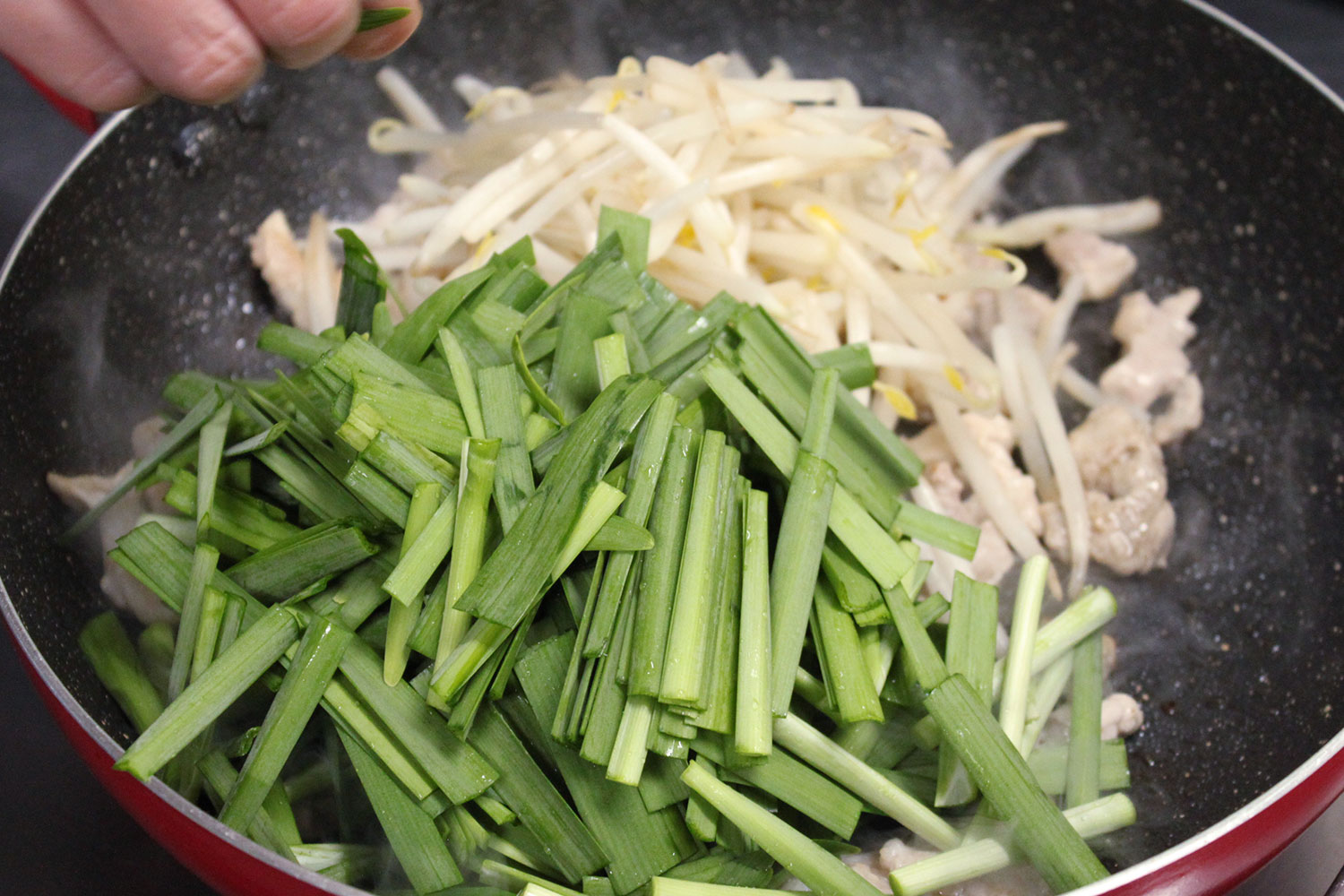 野菜を炒める