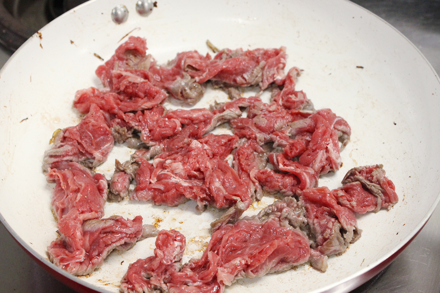 肉を焼く