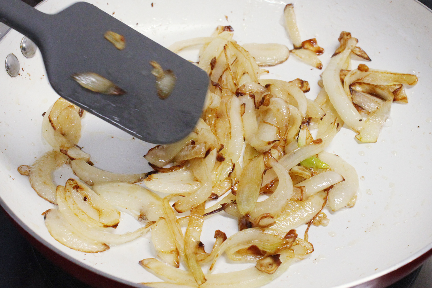 玉ねぎに焼き目を付ける
