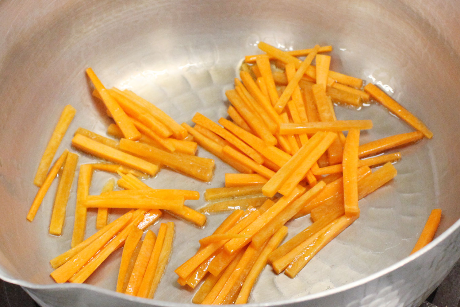 にんじんは油で炒める