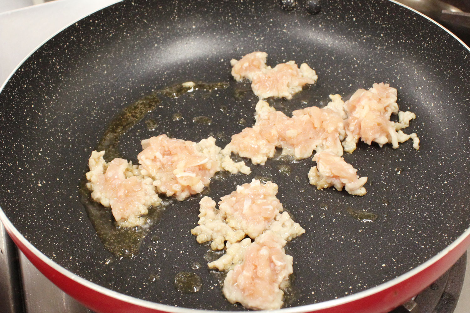 肉を炒める