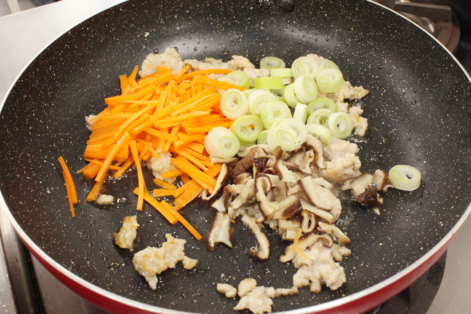 野菜を炒める