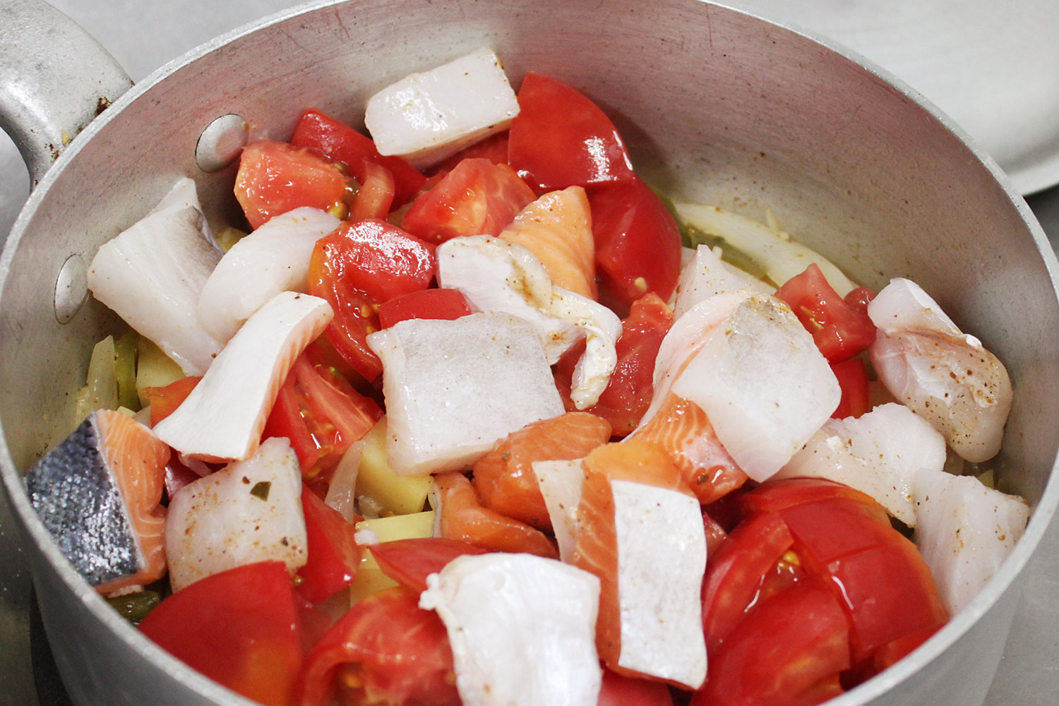 トマトと魚を加えて煮込む