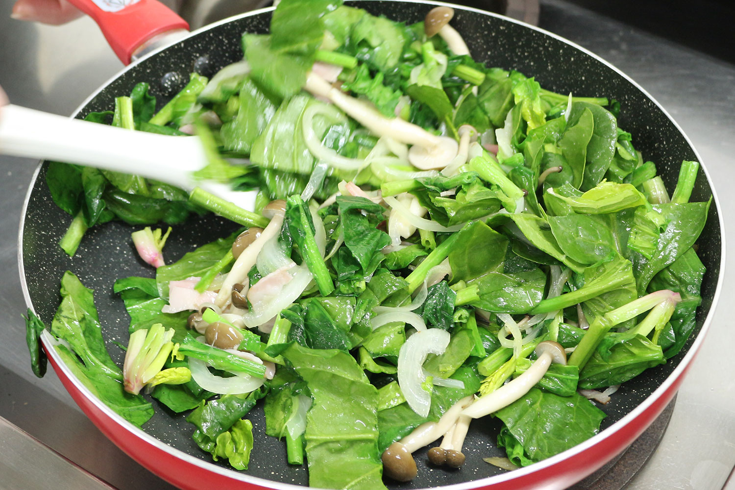 ほうれん草を炒める