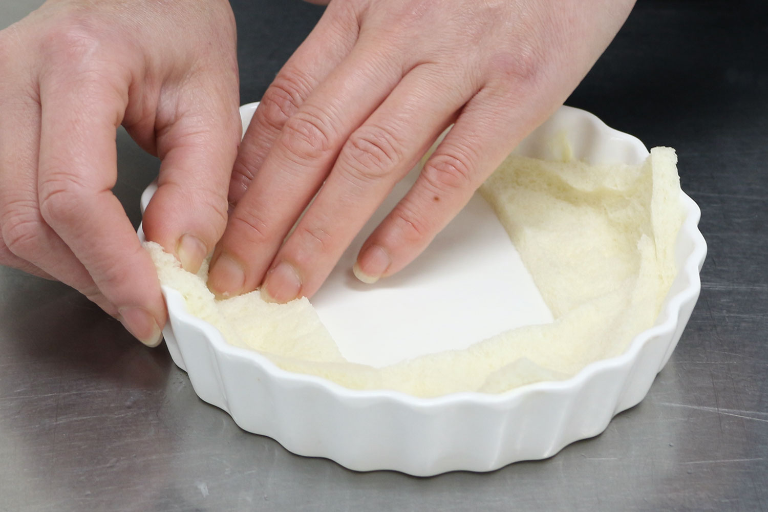 食パンを並べる