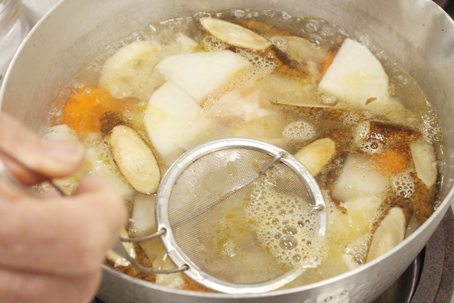 ゆっくり弱火で煮る