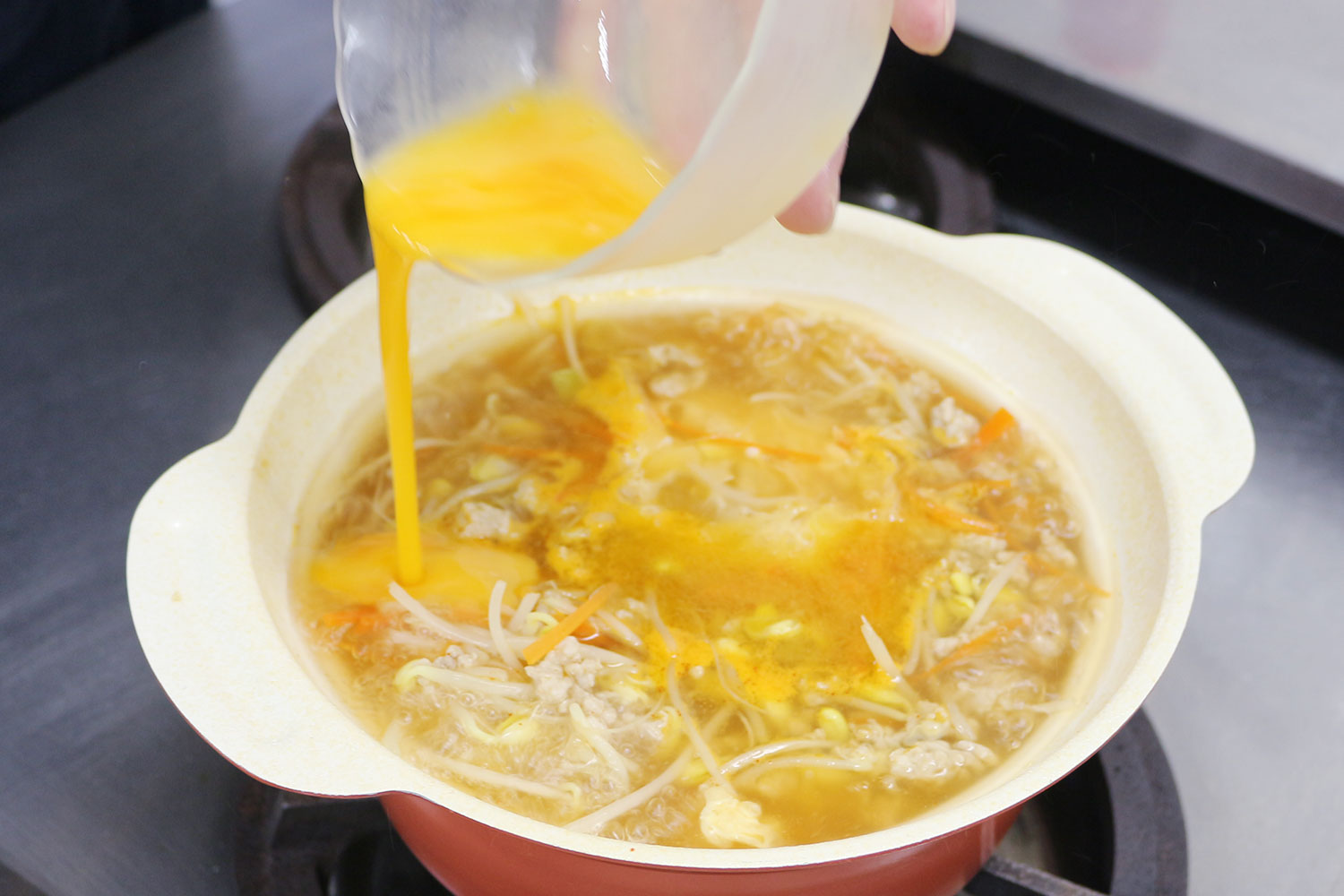 卵は沸騰してから入れる