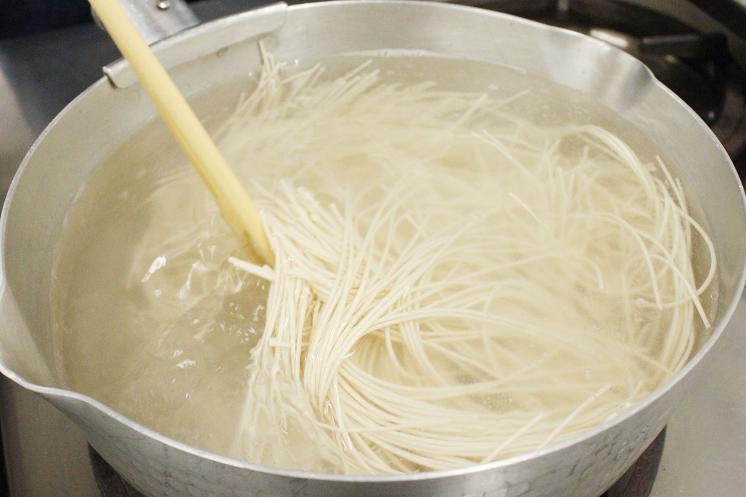 素麺を茹でる