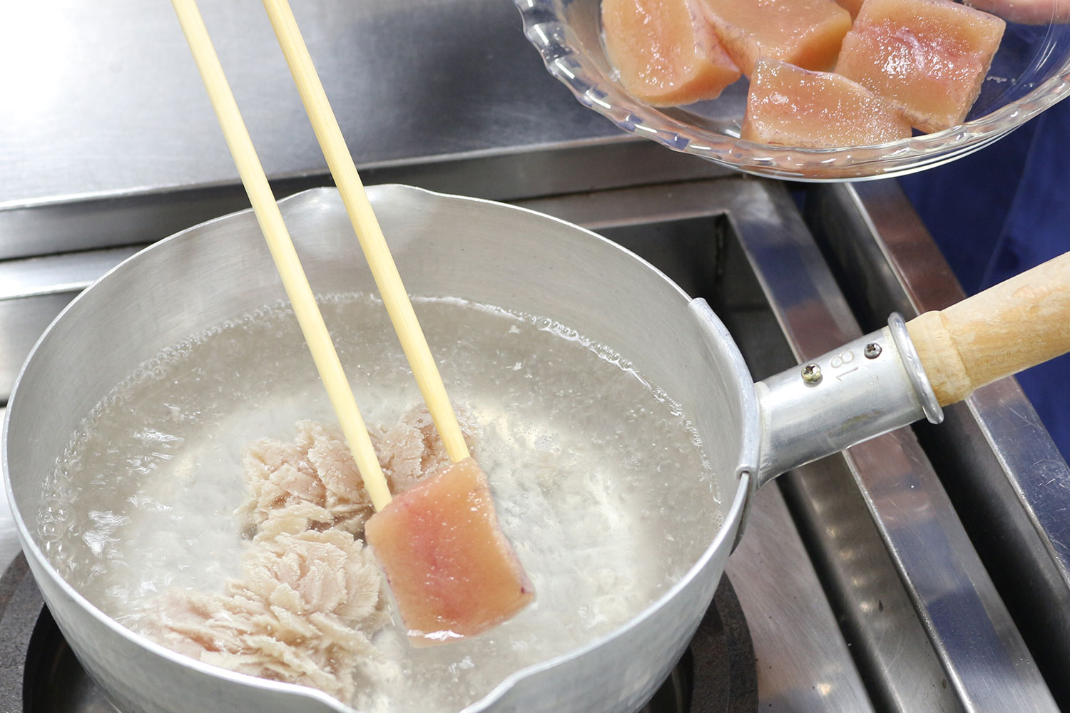 真子を湯通しする