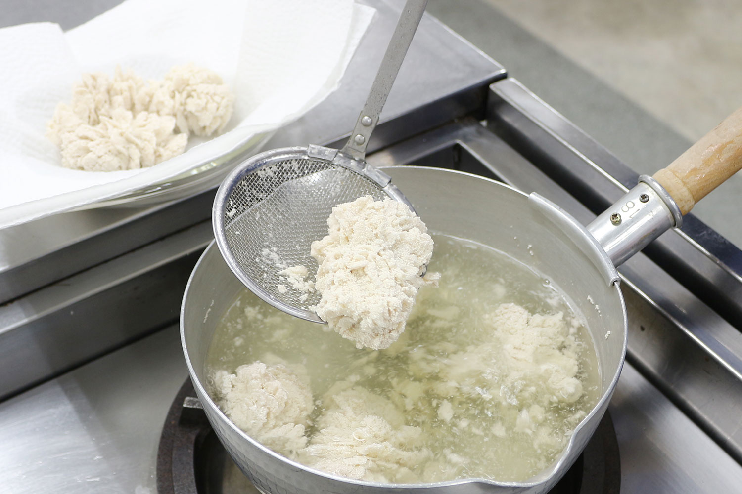 真子の水気を切る