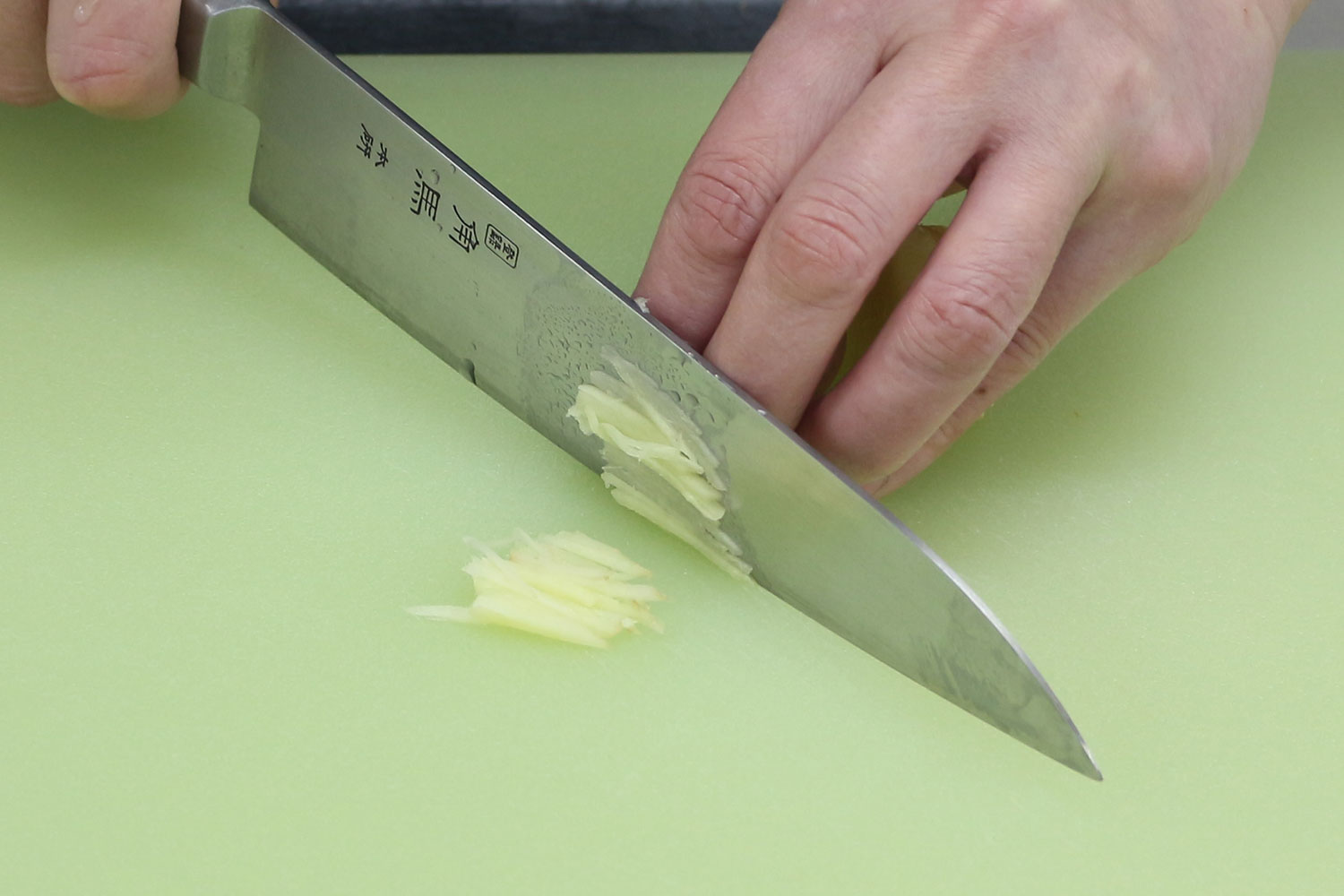 生姜を切る