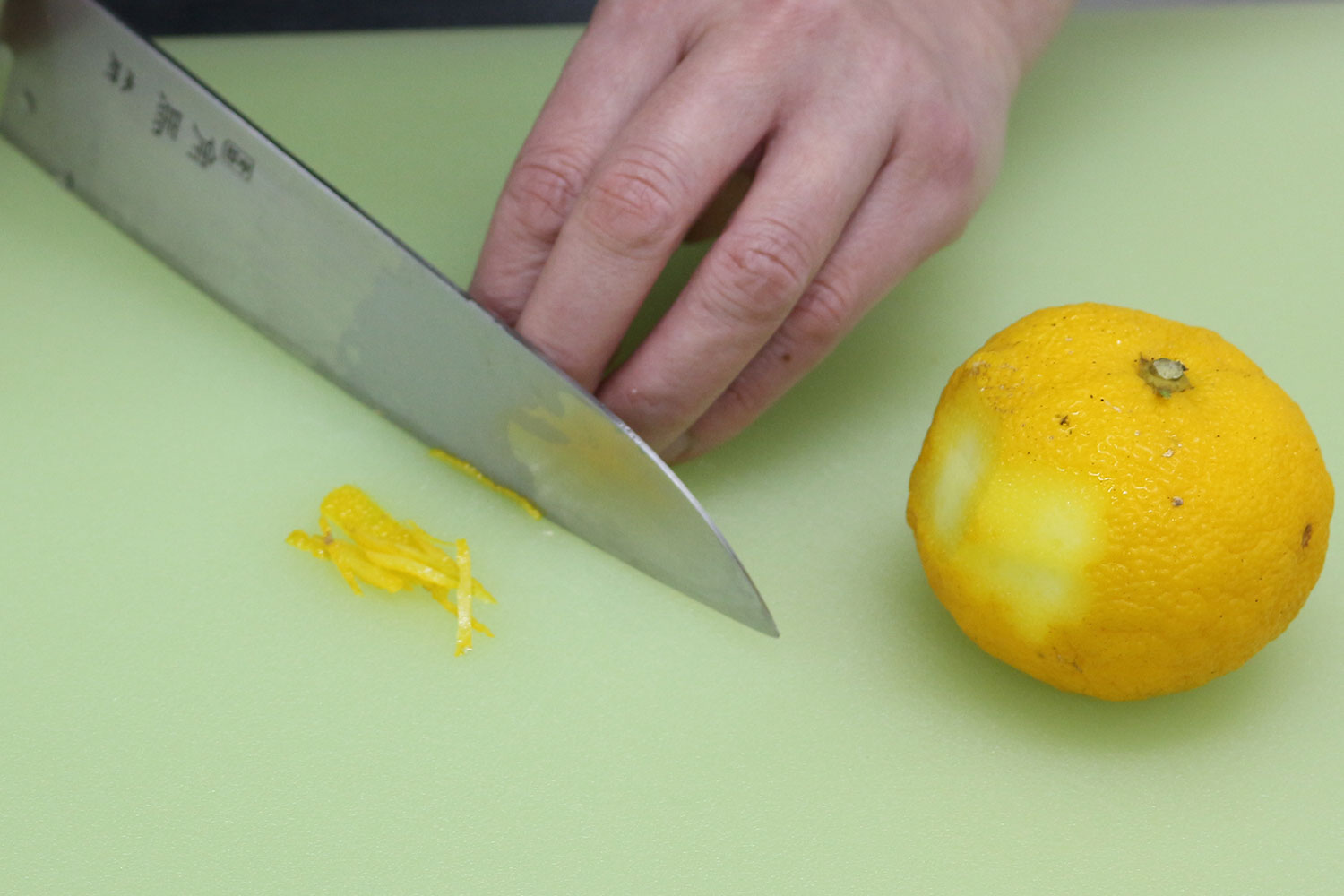 柚子の皮を切る
