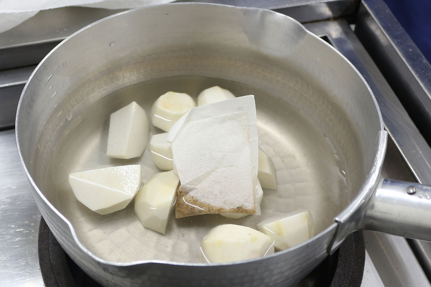 だしと里芋を入れる