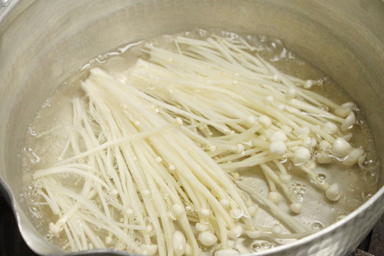 えのきを茹でる