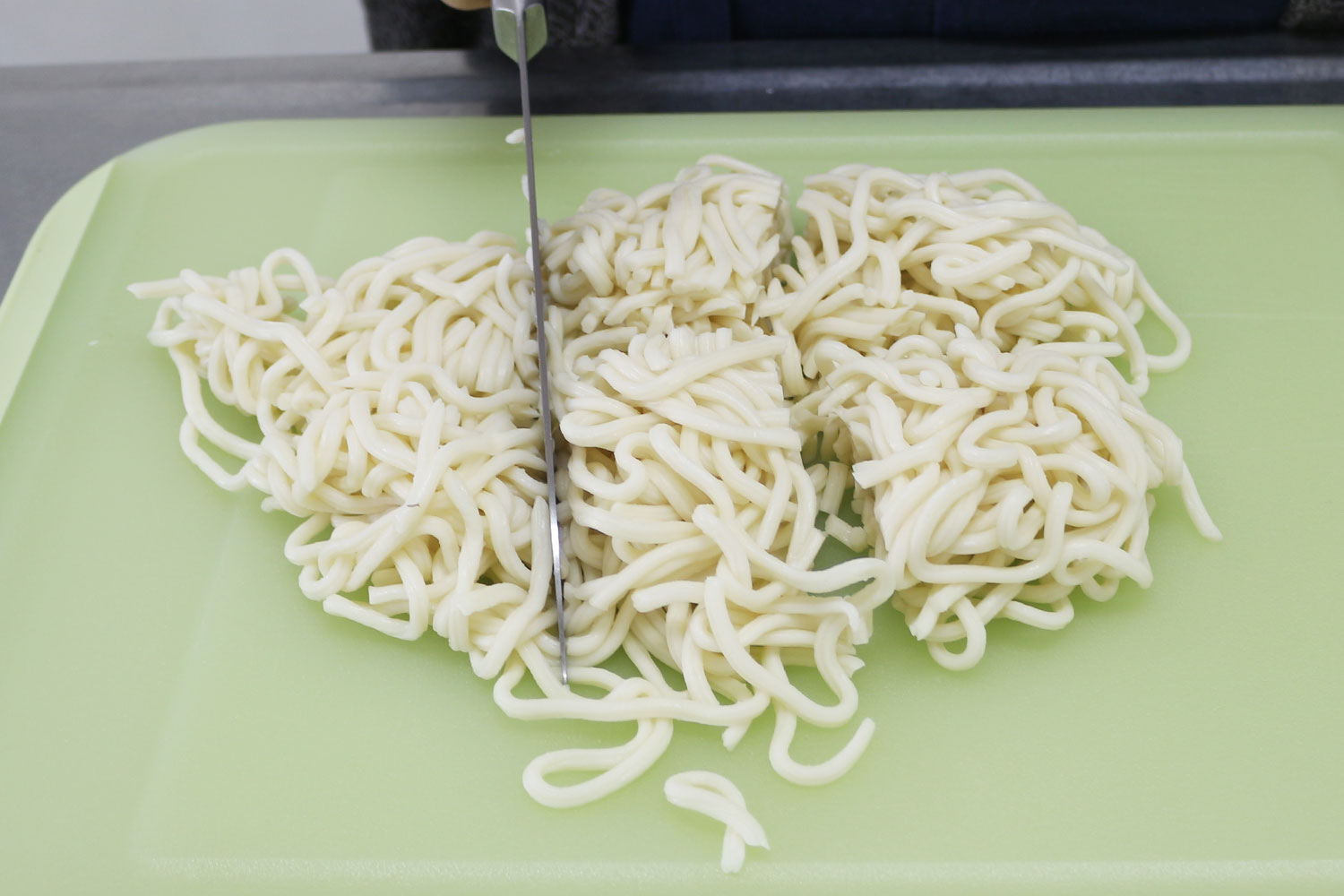 うどんを切る