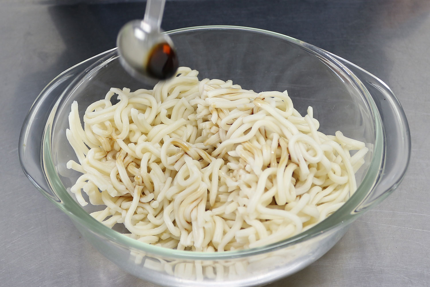 醤油をかける