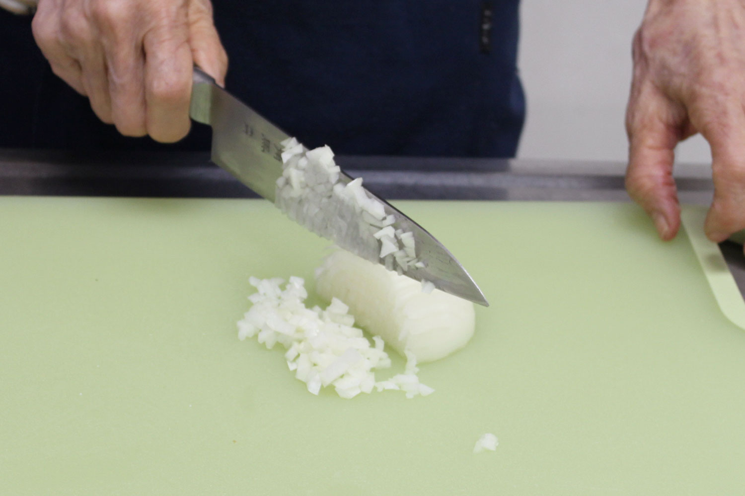 玉葱を切る