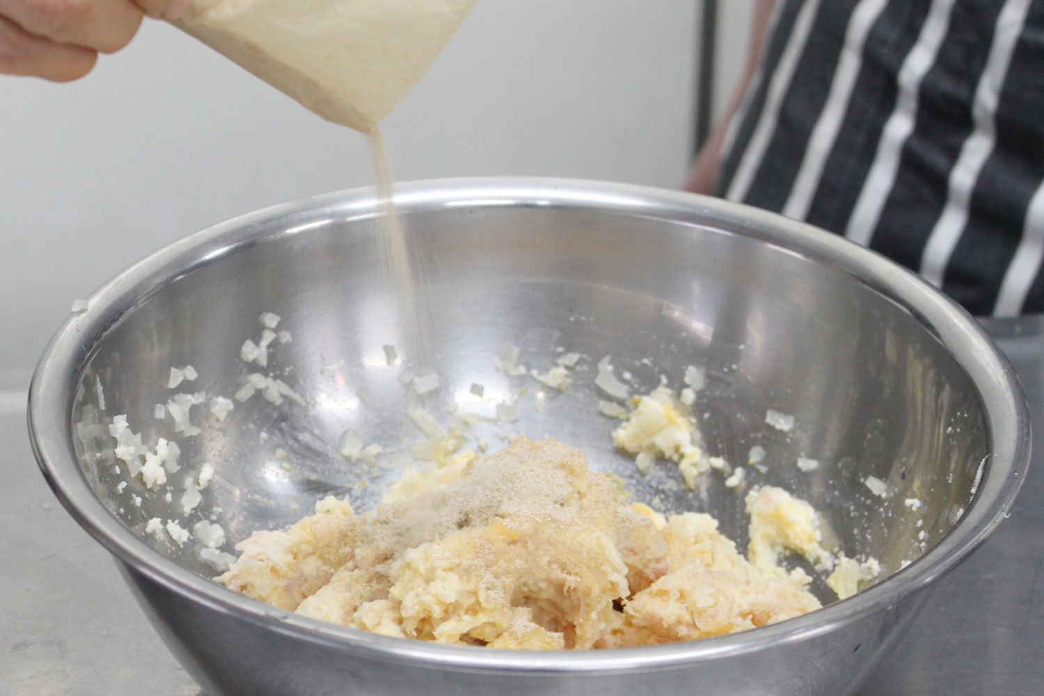 焼きのどぐろだしを入れる