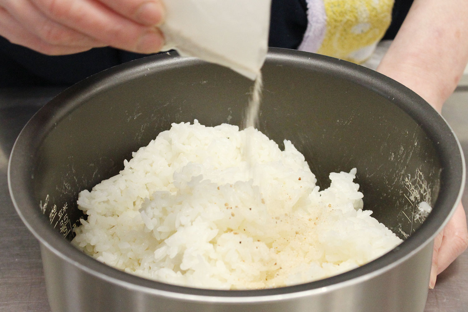 ごはんにだしをかける