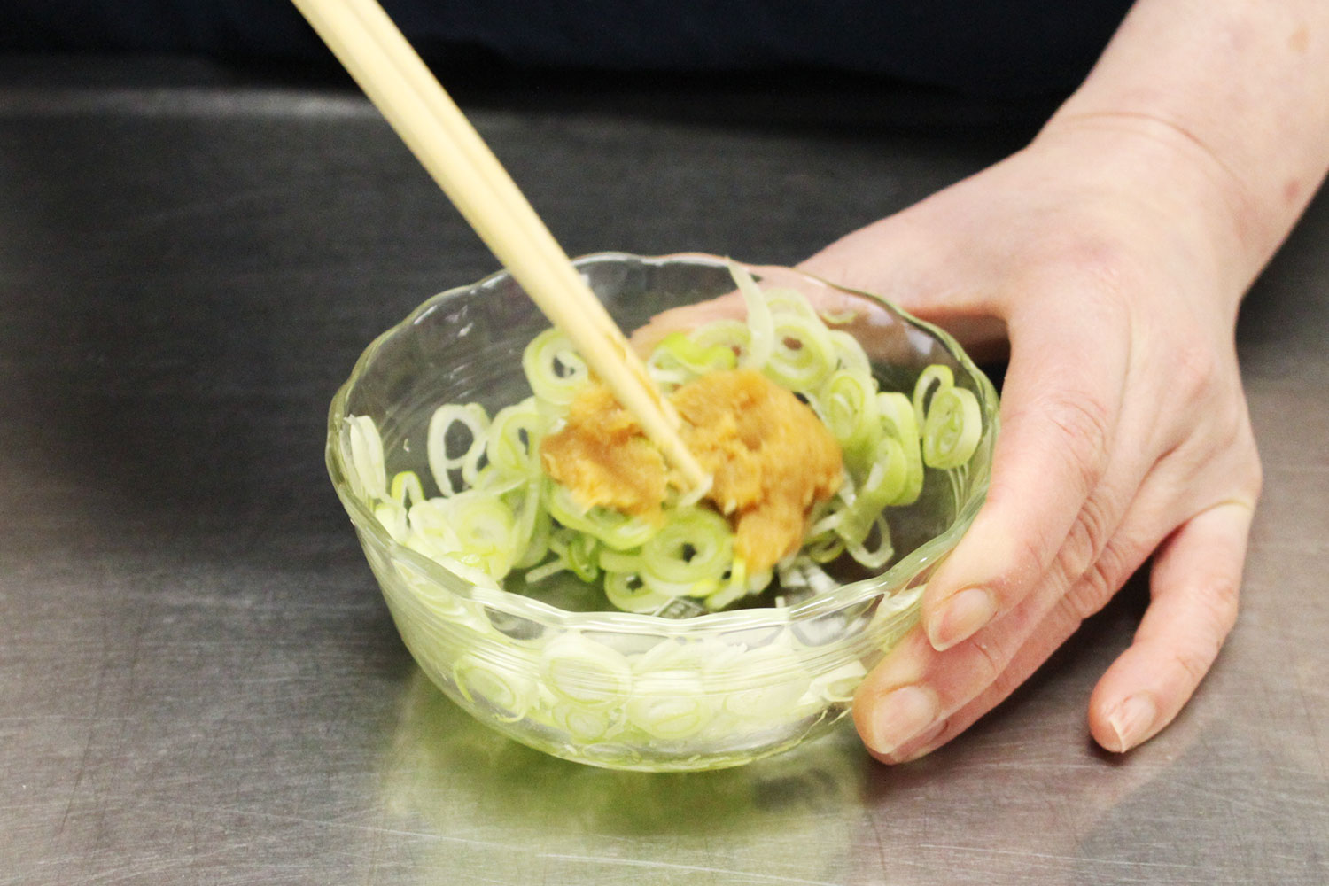 調味料と葱をあわせる