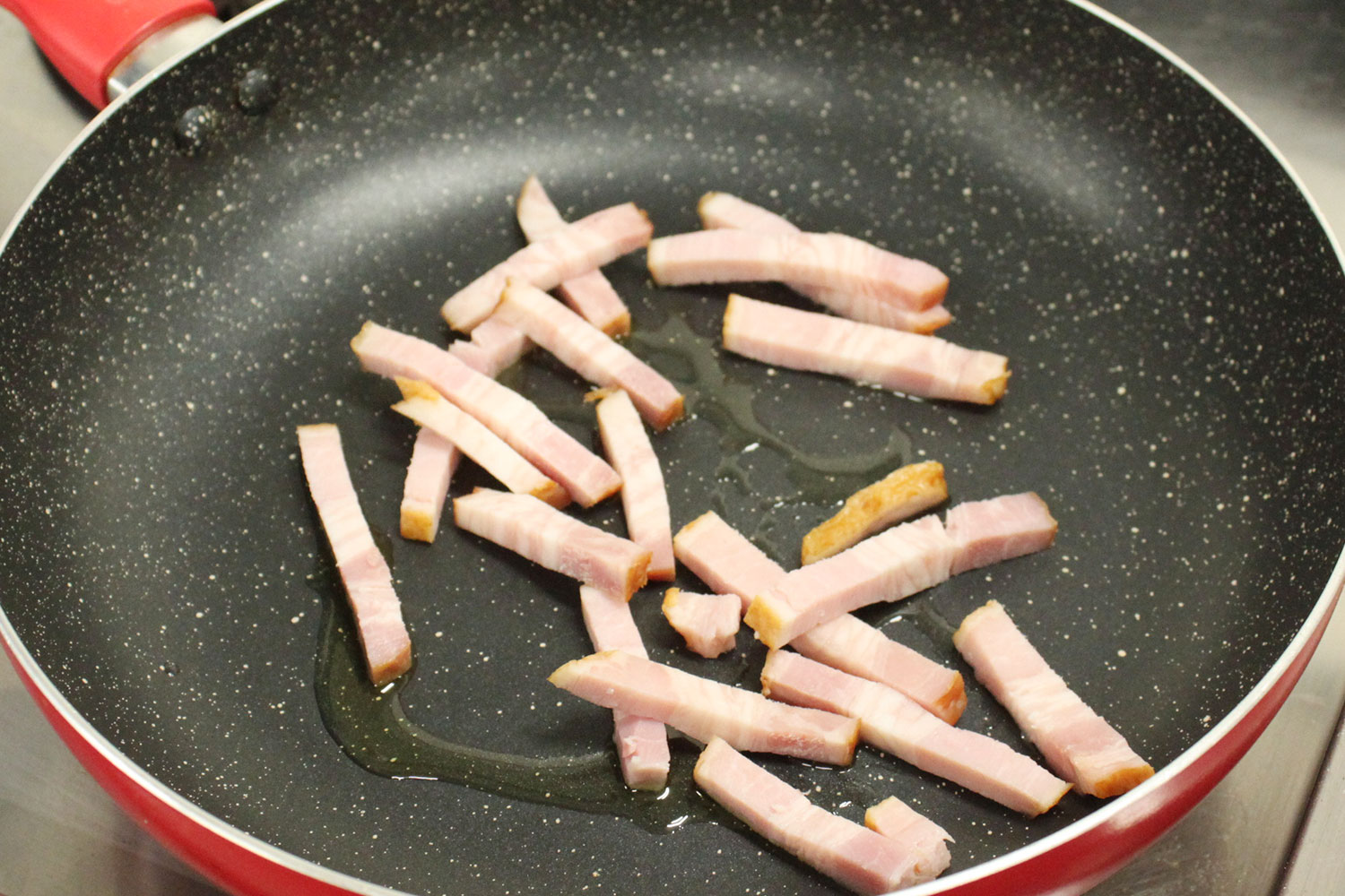 ベーコンを炒める