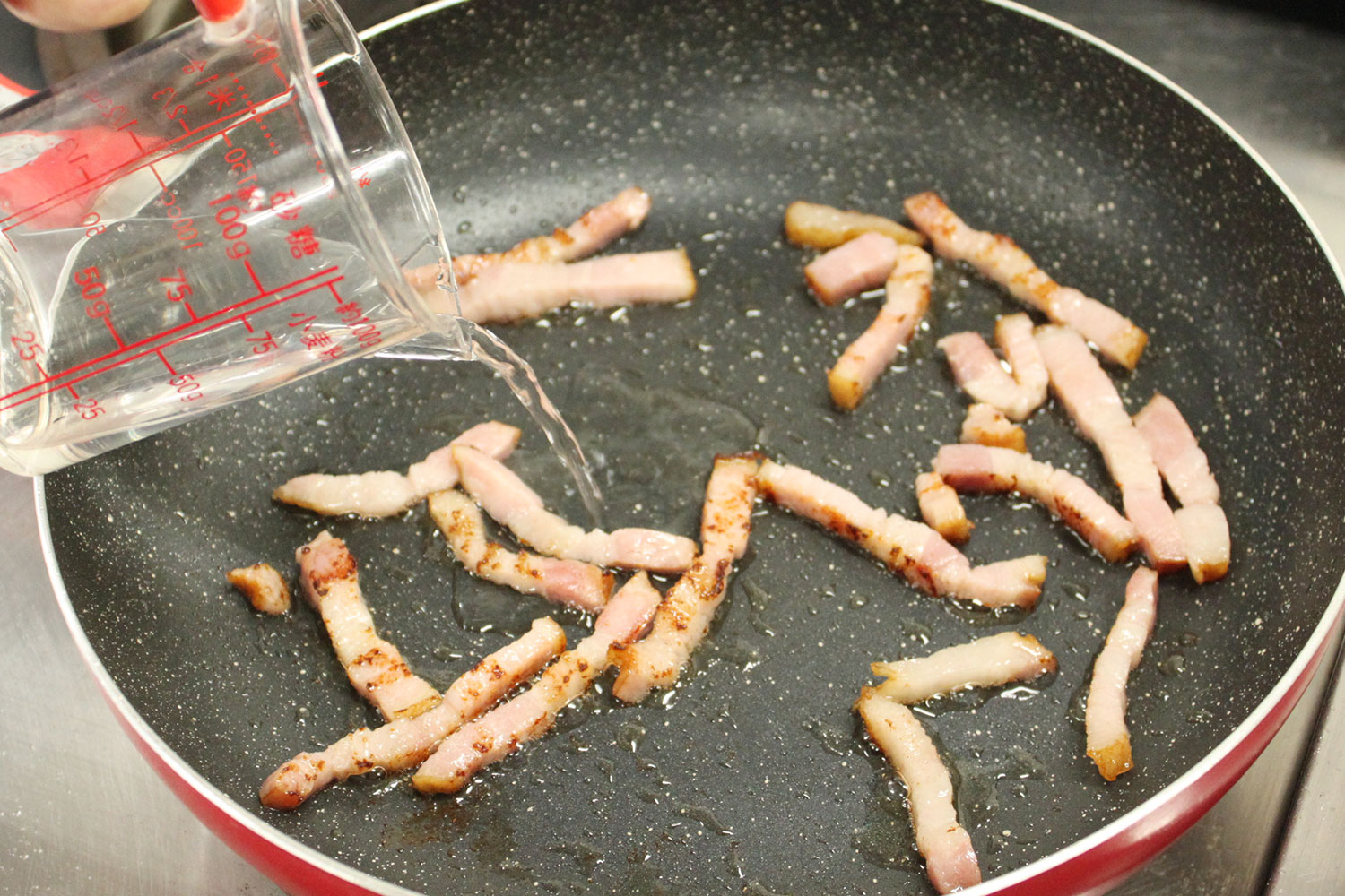 ベーコンを炒める