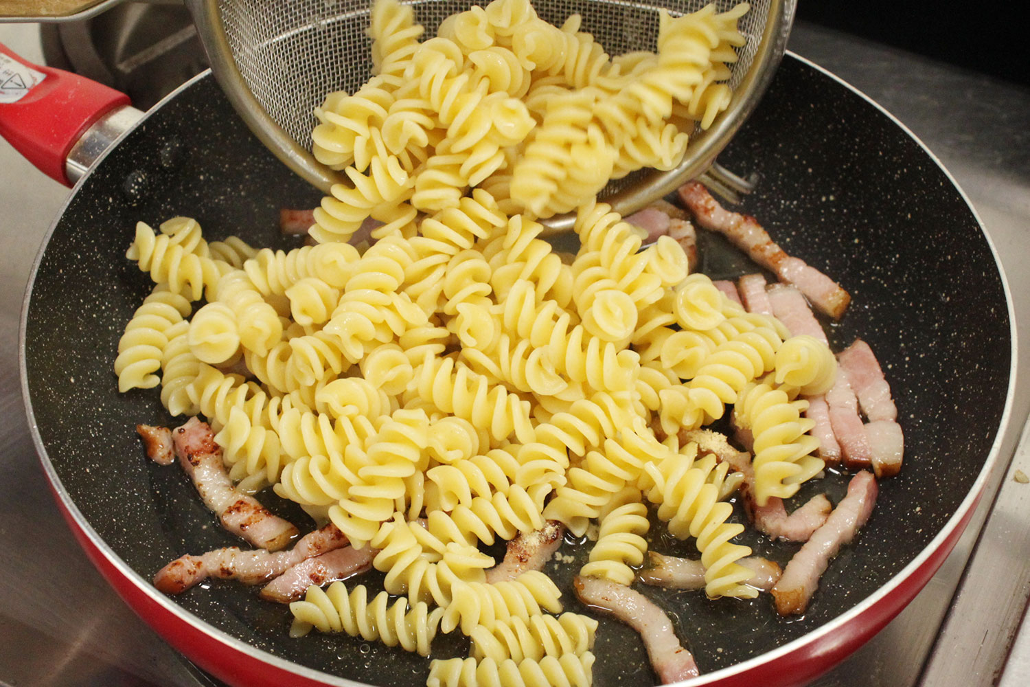 パスタを入れる