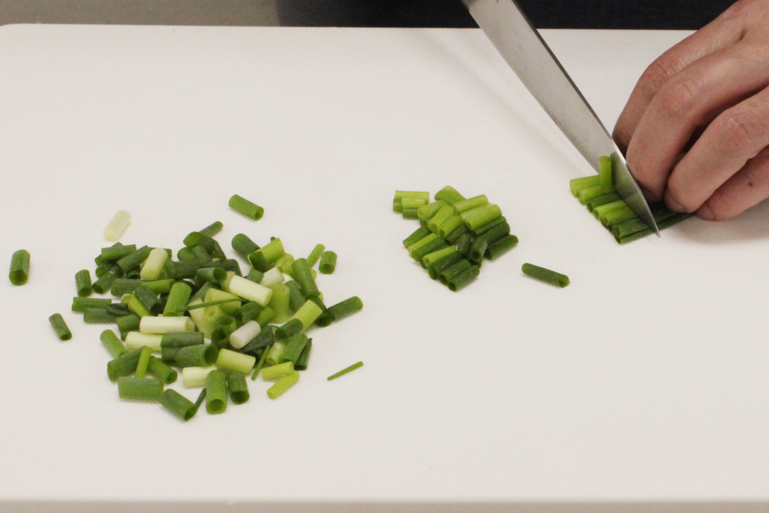 ネギを切る