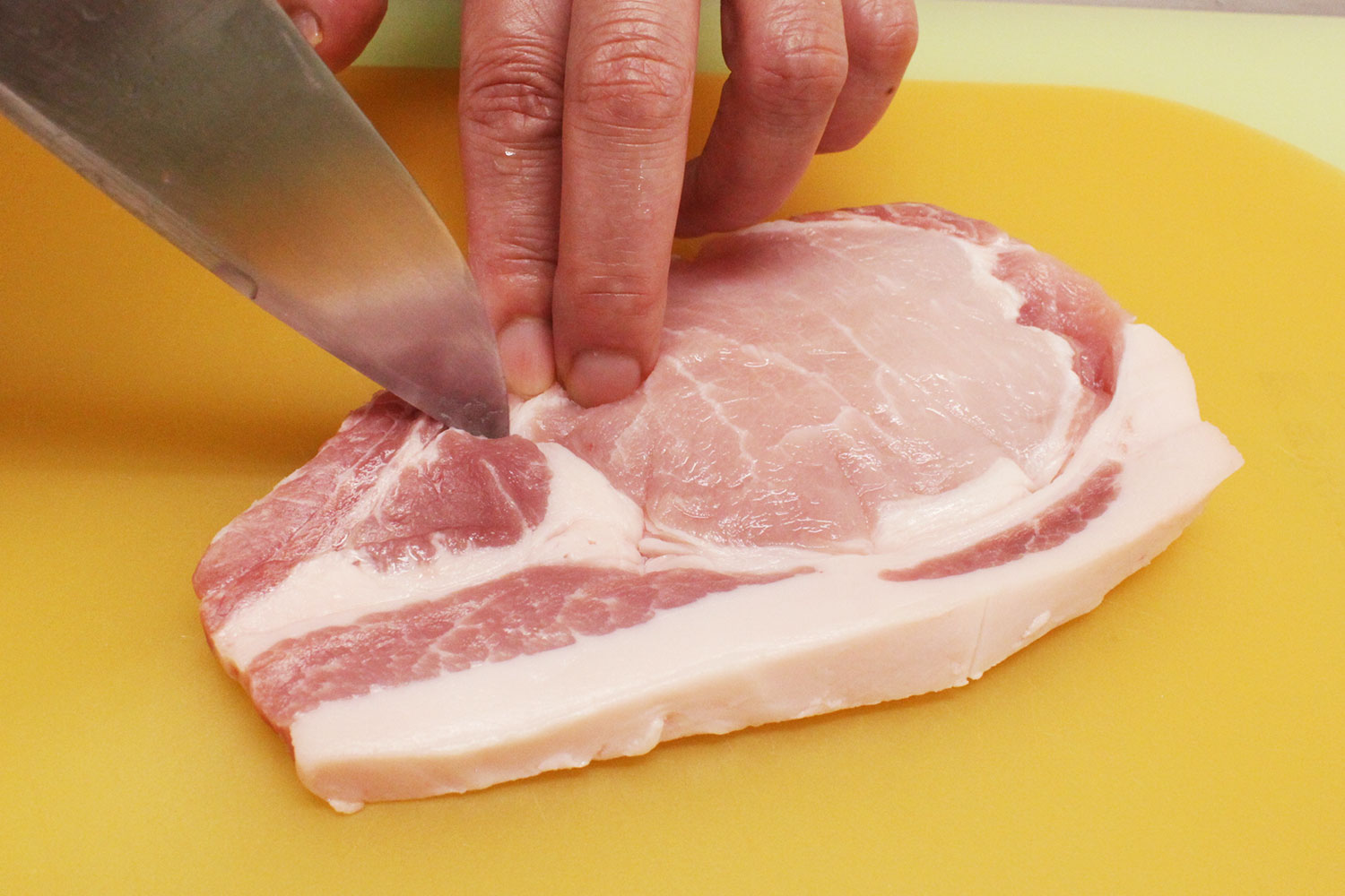 豚肉の筋を切る