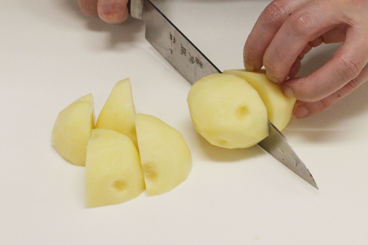 じゃがいもを切る