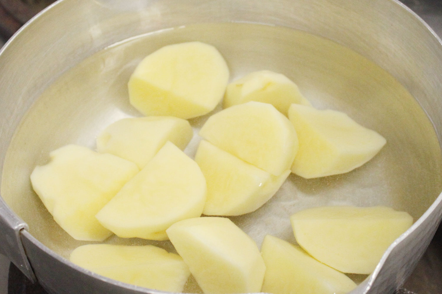 じゃがいもをゆでる