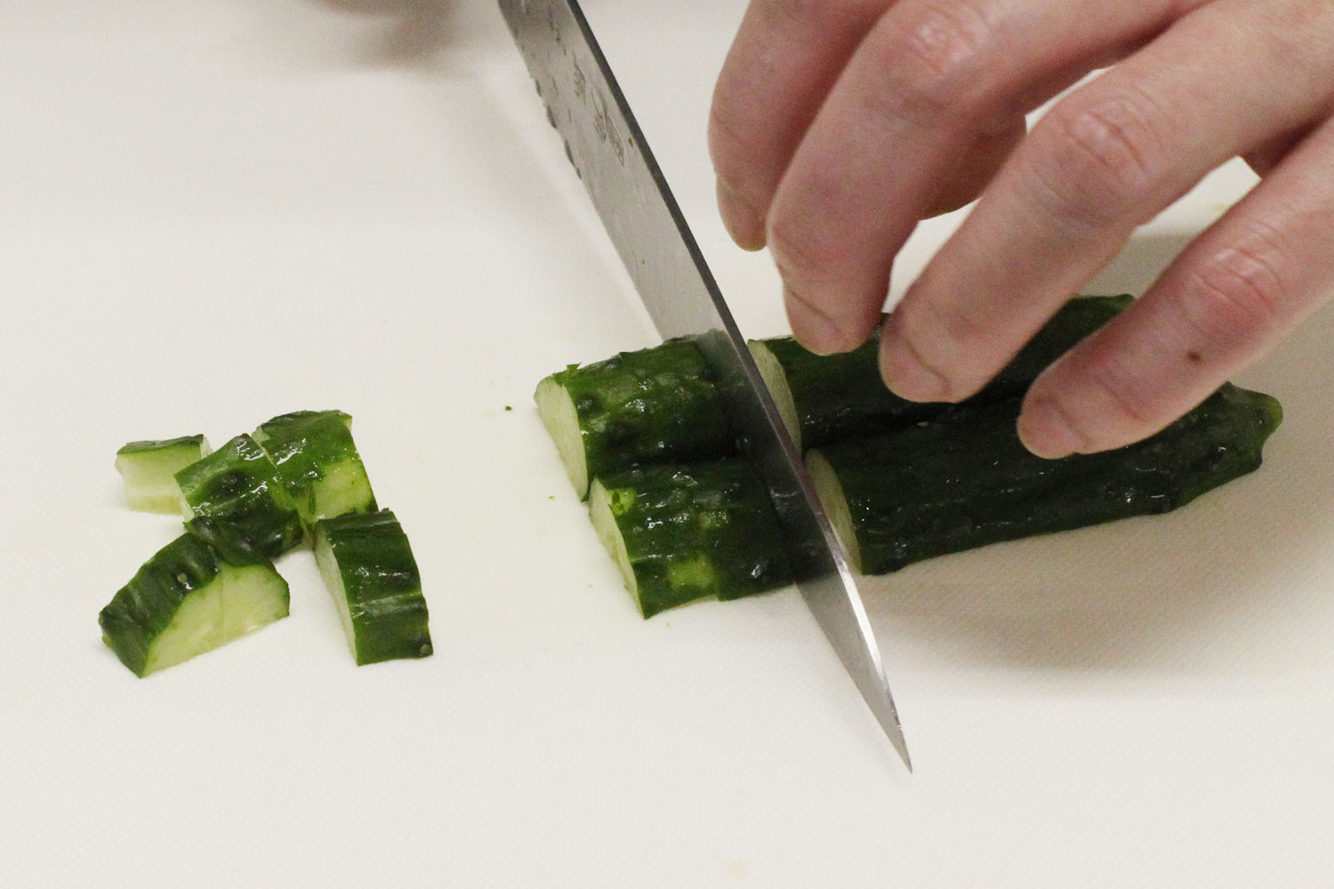 キュウリを切る