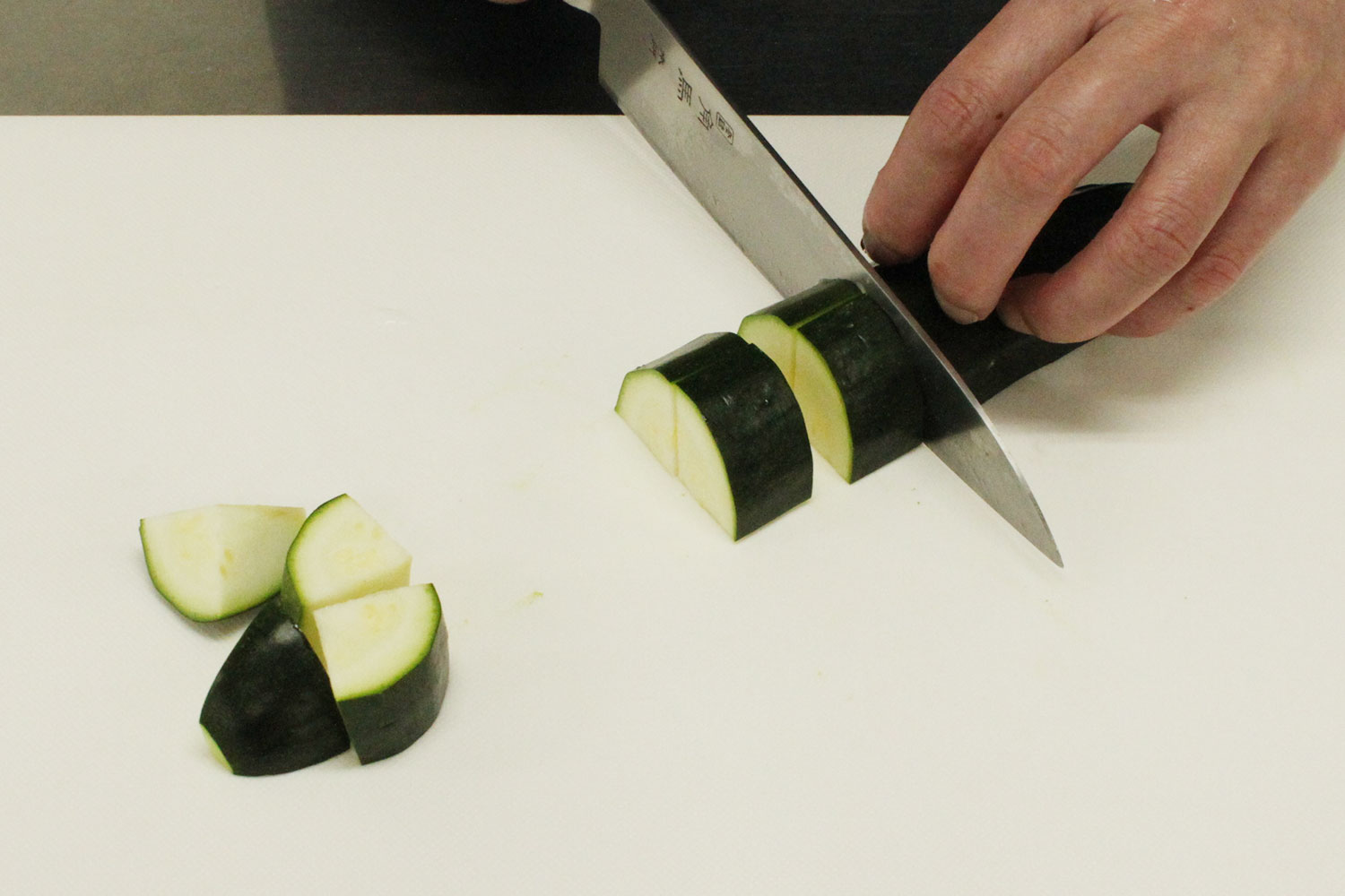 ズッキーニを切る