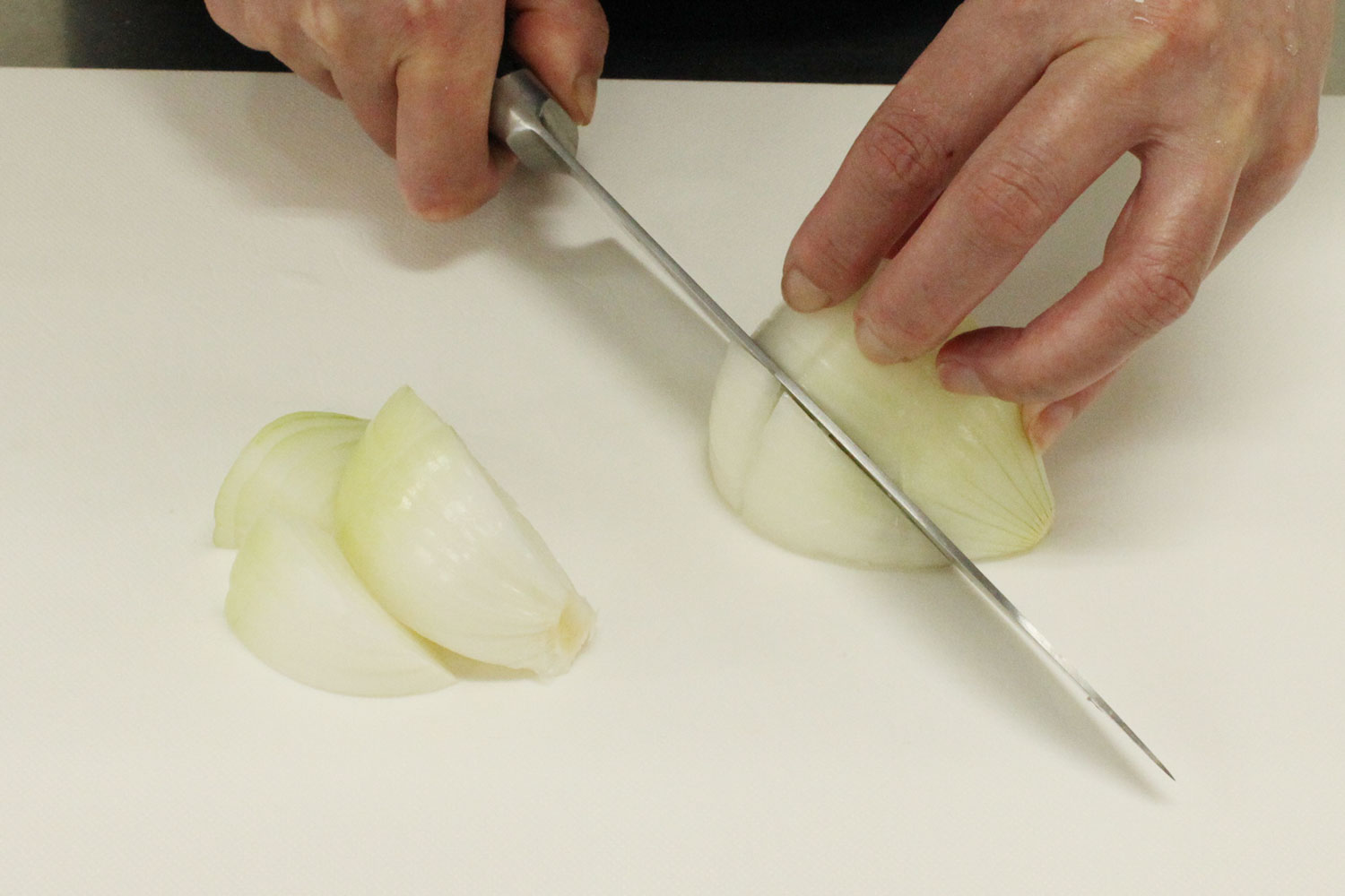 タマネギを切る